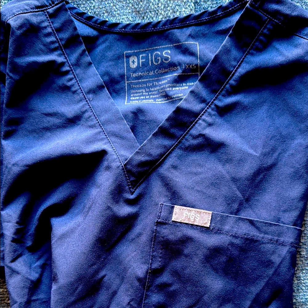 FIGS FreeX scrub top